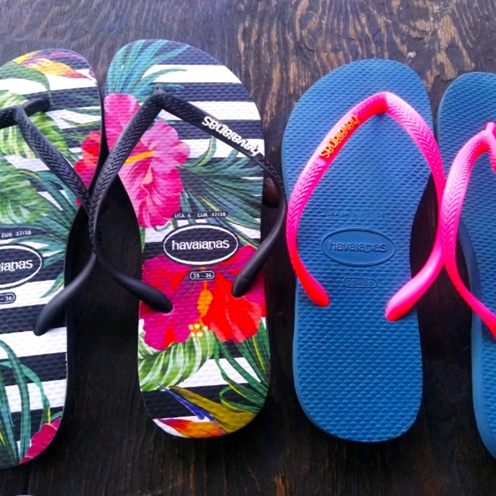 2 pairs of Authentic Havaianas great condition